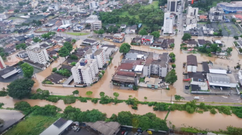 Santa Catarina enfrenta destruição após chuvas volumosas