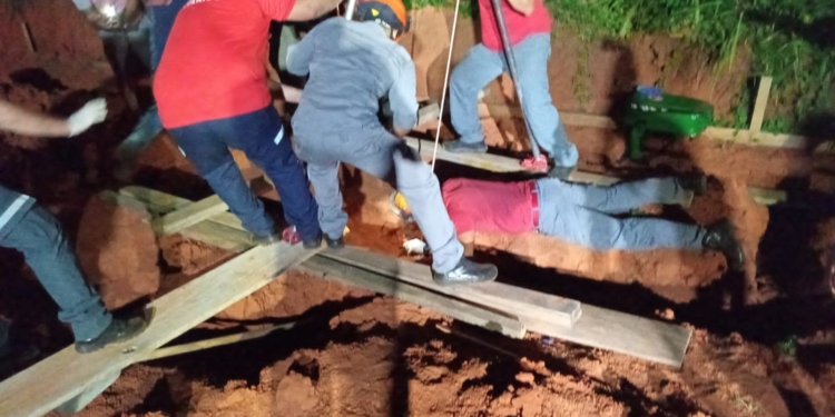 Após resgate dramático, bombeiros retiram criança de buraco em Nova Odessa