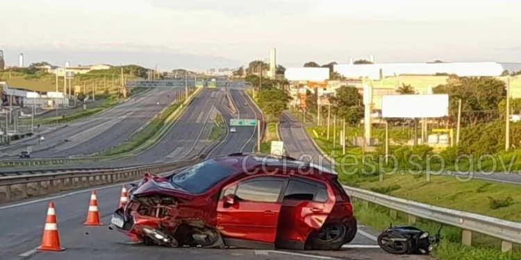 Mulher morre em colisão entre moto e carro na rodovia Dom Pedro