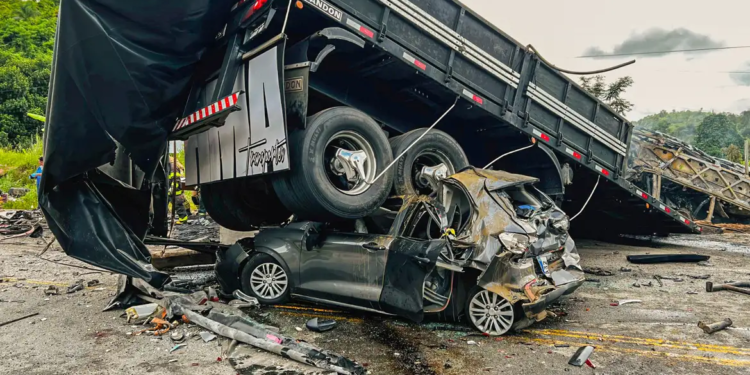 Acidente entre ônibus e carreta deixa 38 mortos em Minas Gerais