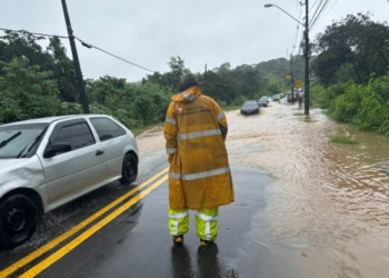 Chuvas travam o trânsito e mobilizam força-tarefa; parques voltam a ser fechados