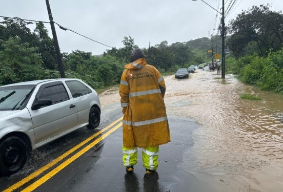 Chuvas travam o trânsito e mobilizam força-tarefa; parques voltam a ser fechados