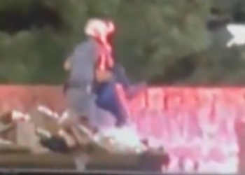 Policial que arremessou homem de uma ponte é preso