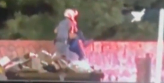 Policial que arremessou homem de uma ponte é preso