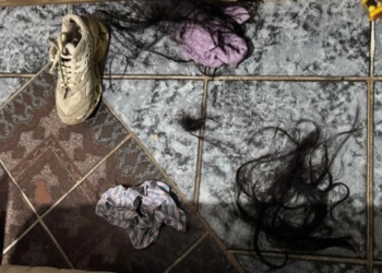 Homem é preso ao agredir e cortar cabelo da namorada com uma faca