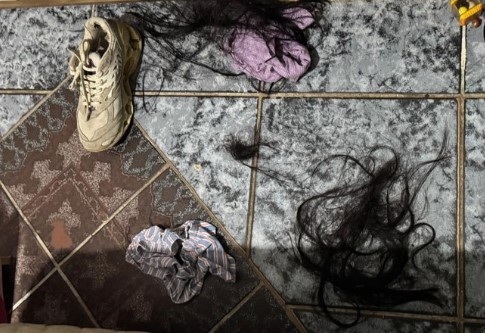 Homem é preso ao agredir e cortar cabelo da namorada com uma faca