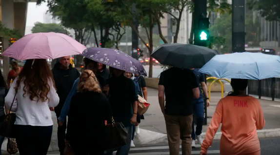 Inmet emite alerta de tempestade para sete estados