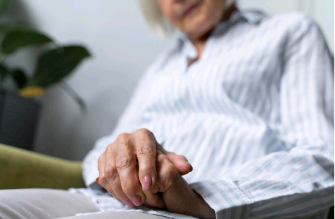 Existe prevenção para o Alzheimer? Saiba como a ciência avançou na abordagem da doença