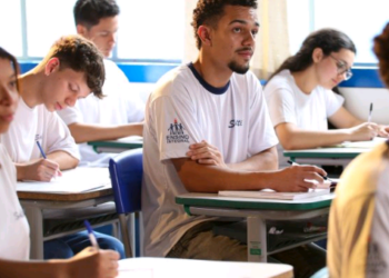 Governador sanciona lei que proíbe uso de celulares em escolas públicas e particulares de SP