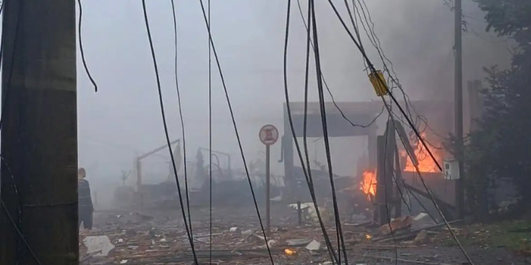 Avião com 10 passageiros cai em Gramado; prédio, residência, loja e pousada são atingidos