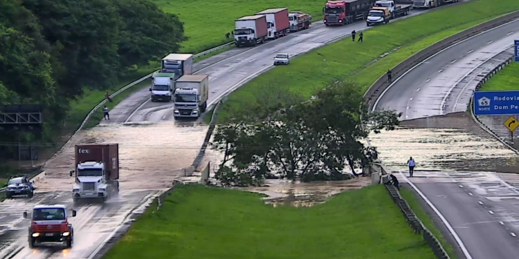 Chuva bloqueia trânsito na Dom Pedro na altura de Valinhos por mais de 3h