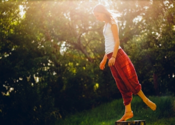 Manter o equilíbrio em uma perna ajuda a avaliar a saúde ao envelhecer