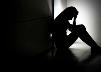 Sobrecarga de trabalho eleva risco de depressão entre mães cientistas