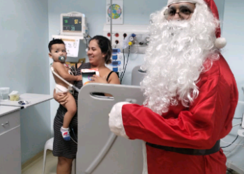 Crianças internadas no Hospital Ouro Verde ganham presentes de Natal