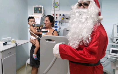 Crianças internadas no Hospital Ouro Verde ganham presentes de Natal