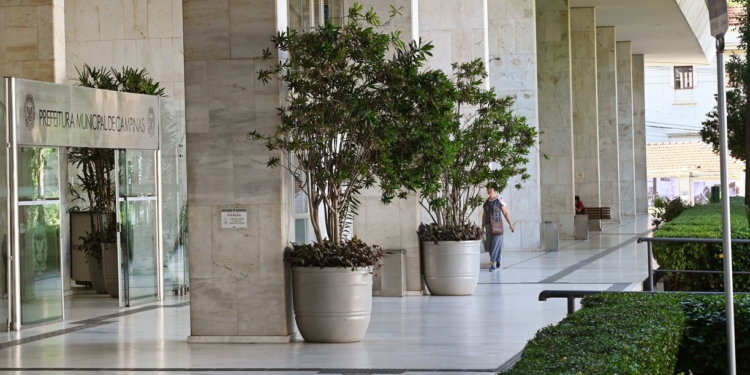 Confira como ficam os serviços públicos durante a semana; parques abrem no Natal