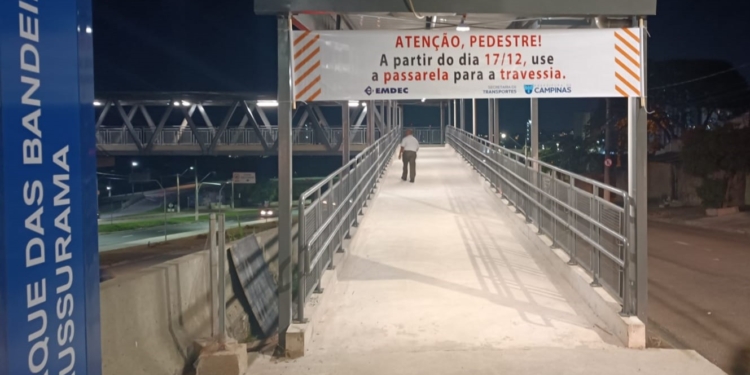 Passarela em frente ao Shopping Parque das Bandeiras é liberada