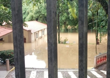 Cem moradores do Beco do Mokarzel deixam área após inundação do Rio Atibaia