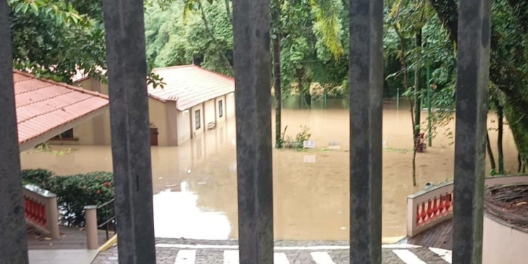 Cem moradores do Beco do Mokarzel deixam área após inundação do Rio Atibaia