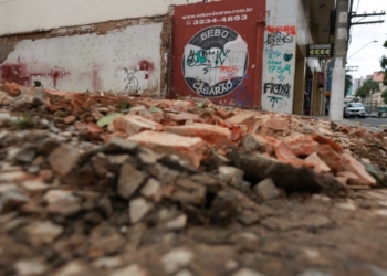 Demolição de histórico casarão deixa um vazio em tradicional esquina da região central