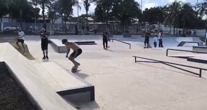 Gustavo Scarpa participa de evento teste da nova pista de skate de Hortolândia