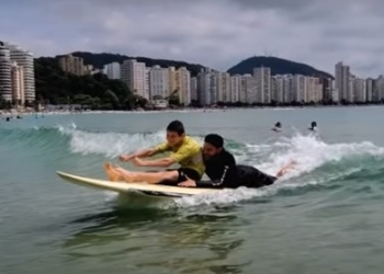 Projeto da Unicamp ensina pessoas com deficiência a surfarem