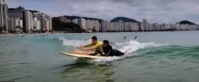 Projeto da Unicamp ensina pessoas com deficiência a surfarem