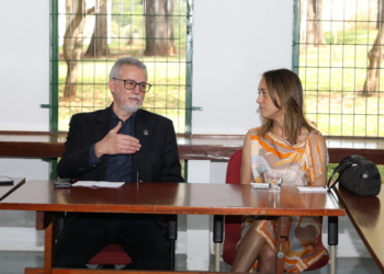 Ex-aluna homenageada pela realeza britânica visita a Unicamp e volta às origens