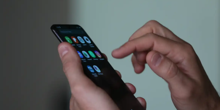 Proibição de celulares em salas de aula: veja como era e como ficou