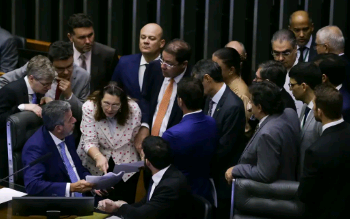 PEC de corte de gastos é aprovada em dois turnos na Câmara dos Deputados