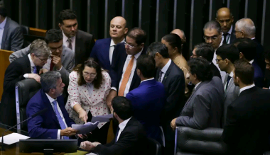 PEC de corte de gastos é aprovada em dois turnos na Câmara dos Deputados