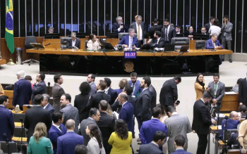 Câmara aprova PEC de corte de gastos em primeiro turno