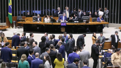 Câmara aprova PEC de corte de gastos em primeiro turno