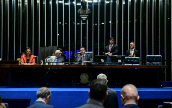 Senado aprova teto para salário mínimo e mudanças no BPC