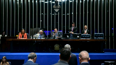Senado aprova teto para salário mínimo e mudanças no BPC