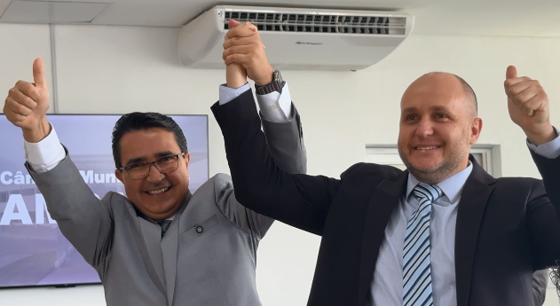 Amparo empossa prefeito, vice e 12 vereadores