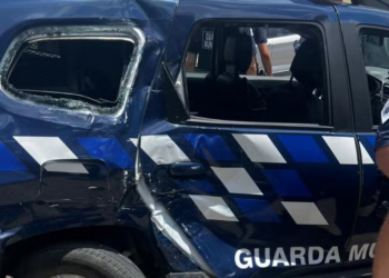 Dois adultos e uma criança ficam feridos em acidente envolvendo viatura da GM no Centro