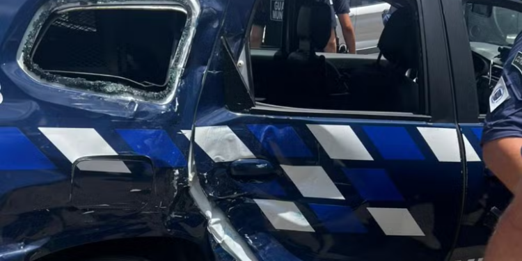 Dois adultos e uma criança ficam feridos em acidente envolvendo viatura da GM no Centro