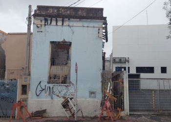 Defesa Civil e Emdec mantêm bloqueio em rua do Centro por risco de desabamento de casarão