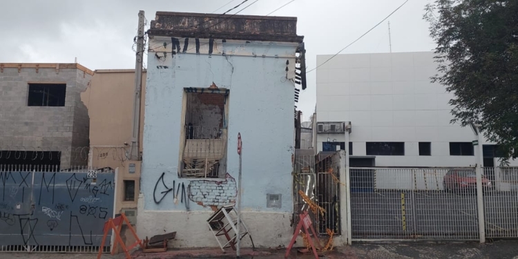 Defesa Civil e Emdec mantêm bloqueio em rua do Centro por risco de desabamento de casarão