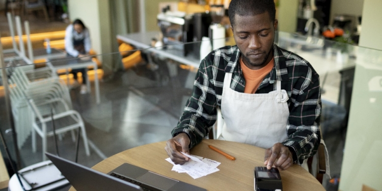 Tarcísio publica decreto que fixa ICMS em 4% para bares e restaurantes