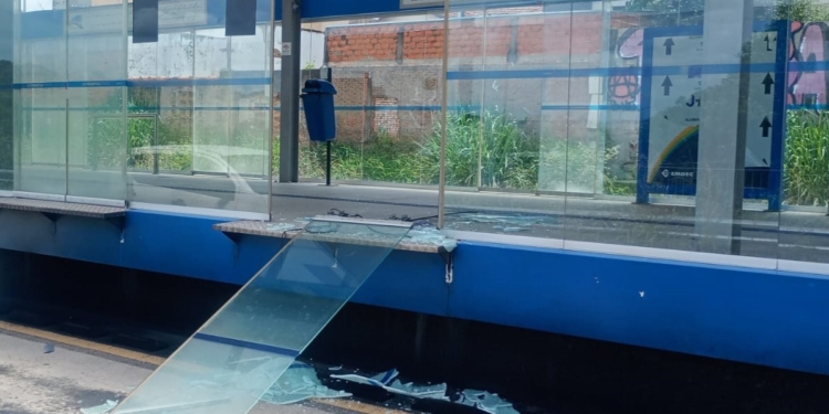 Estação BRT no Campo Grande tem portas de vidro vandalizadas