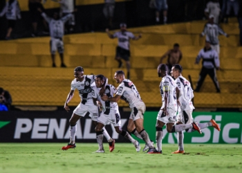 Maguinho marca o gol da vitória da  Ponte na estreia no Paulistão