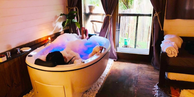 Campos do Jordão tem charmosas cabanas, em meio à natureza, para quem quer fugir da folia