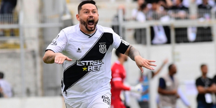 Elvis completa 100 jogos pela Ponte Preta; confira os números