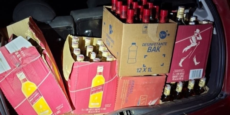 Homem é preso com 150 garrafas de bebibas falsificadas na Santos Dumont