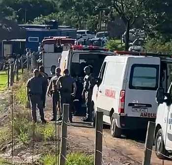 Barco vira em lago e casal morre afogado durante passeio em Monte Mor