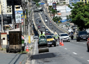Prefeitura faz mutirão em obras de tapa-buraco e limpeza nas ruas da região central