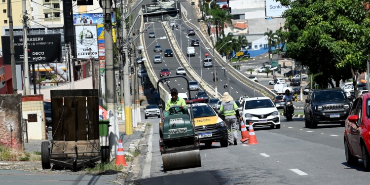 Prefeitura faz mutirão em obras de tapa-buraco e limpeza nas ruas da região central