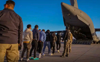 Governo determina retirada de algemas de brasileiros deportados vindos dos EUA